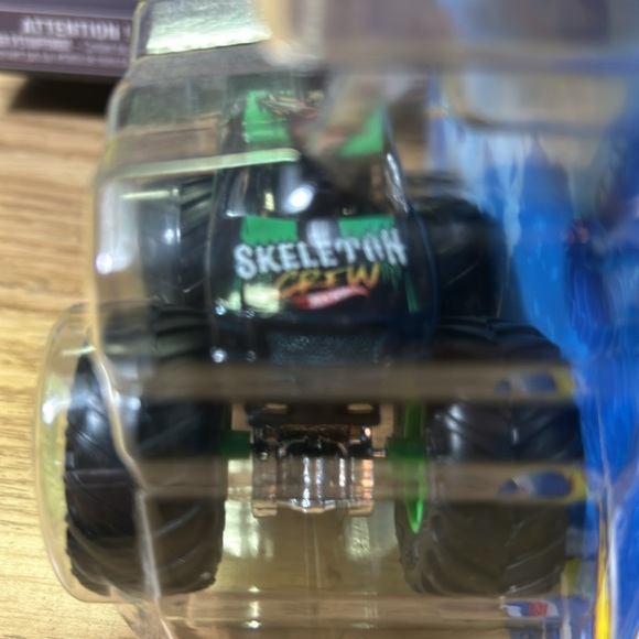 HOT WHEELS SKELETON CREW WITH CRUSHED DIE CAST CAR scale 1/64. - Picture 5 of 7